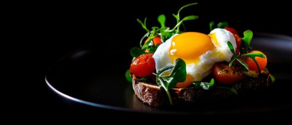 Brot mit Spiegelei und Kirschtomaten