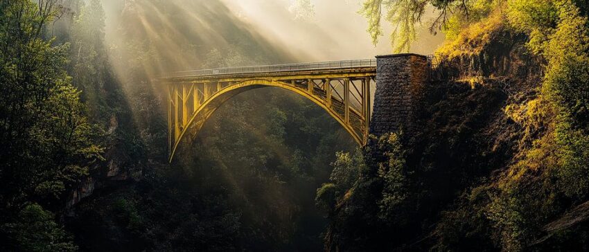 Brücke im Nebel – Grüne Landschaft