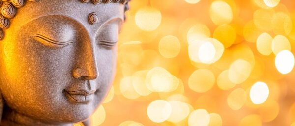 Buddhistische Statue mit Lichtbokeh