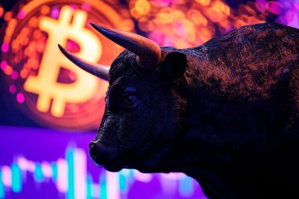 Bullenstatue mit Bitcoin-Hintergrund