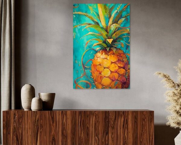 Bunte Ananas vor aquarellblauem Hintergrund