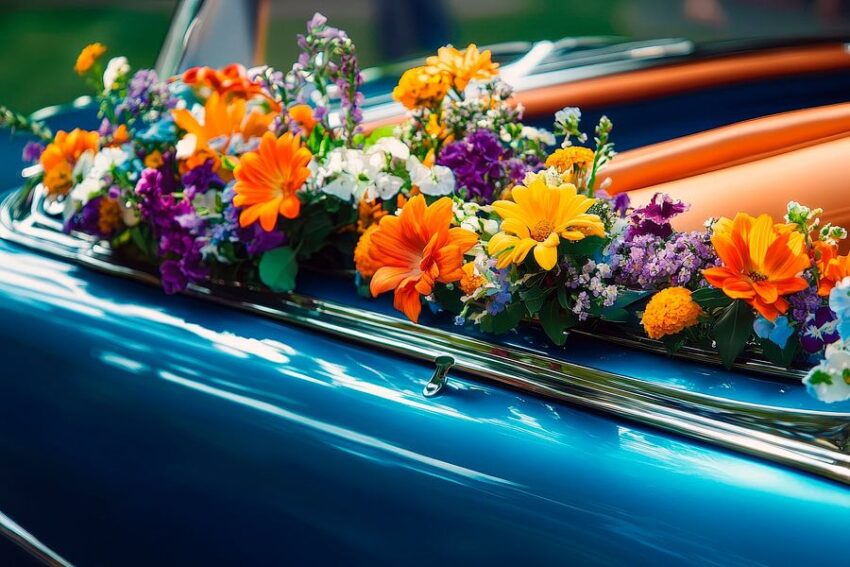 Bunte Blumen auf Oldtimer-Karosserie