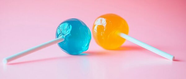 Bunte Lutscher auf pastellfarbenem Untergrund