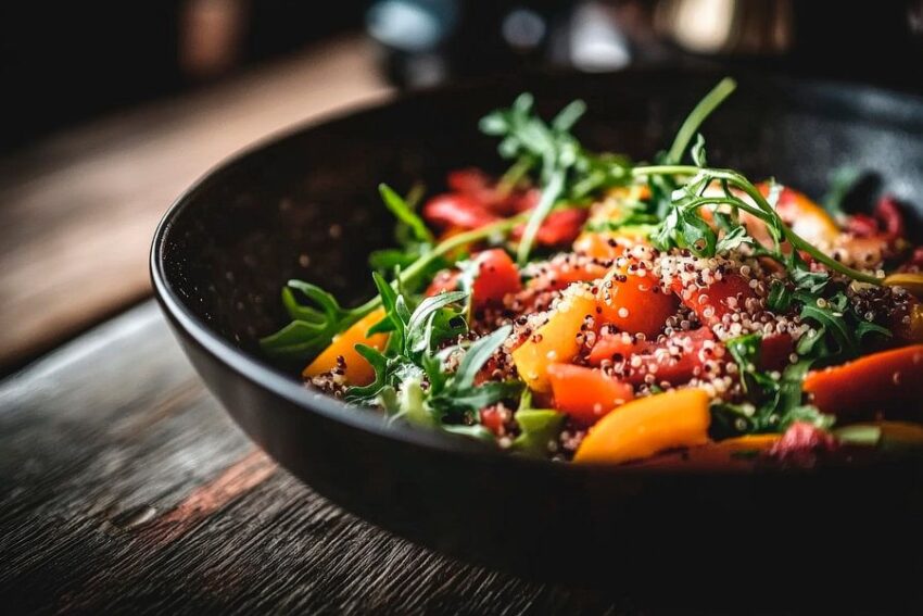 Bunte Salatgenüsse in stilvollem Schwarz