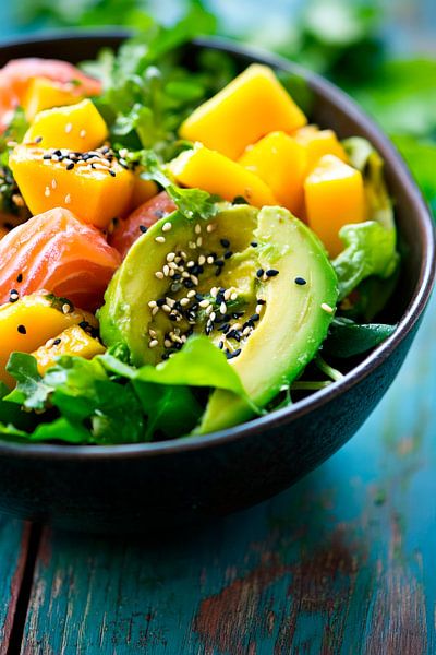 Bunte Salatvariation mit Avocado und Mango