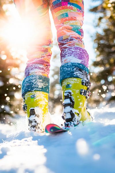 Bunte Skischuhe im Sonnenschein