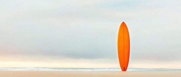 Bunte Surfbrett am ruhigen Strand