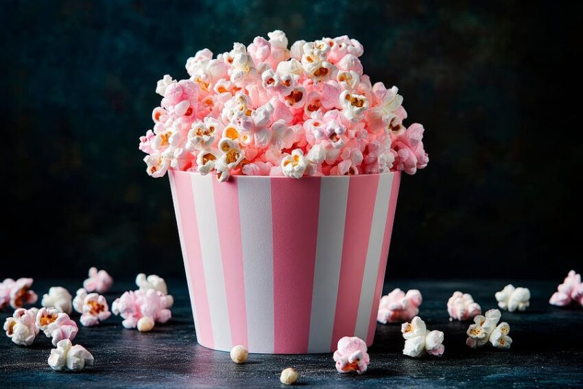 Bunter Popcorn-Eimer auf dunklem Hintergrund