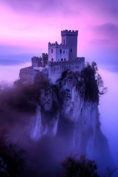 Burg im Nebel