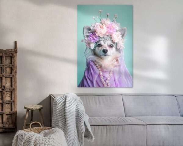 Chihuahua im Blumenschmuck und Lila-Tuch