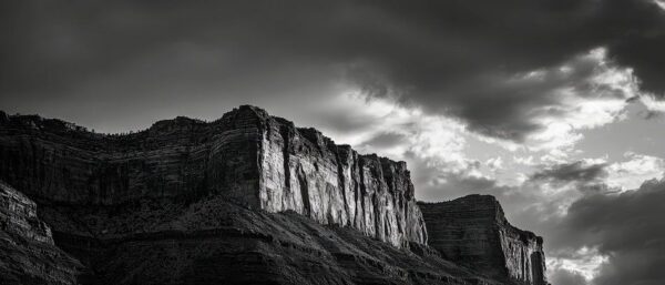 Dramatische Felsenlandschaft in Schwarz-Weiß