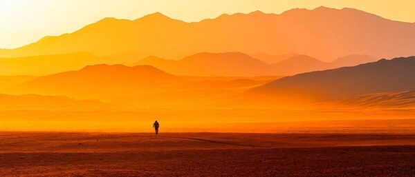 Einsamer Wanderer im Sonnenuntergang