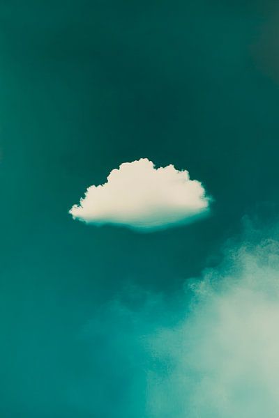 Einzelne Wolke im blauen Himmel – Minimalistisch