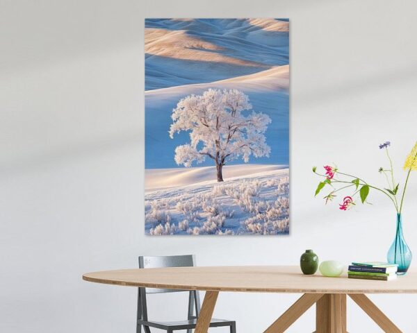 Eisiger Baum in winterlicher Landschaft