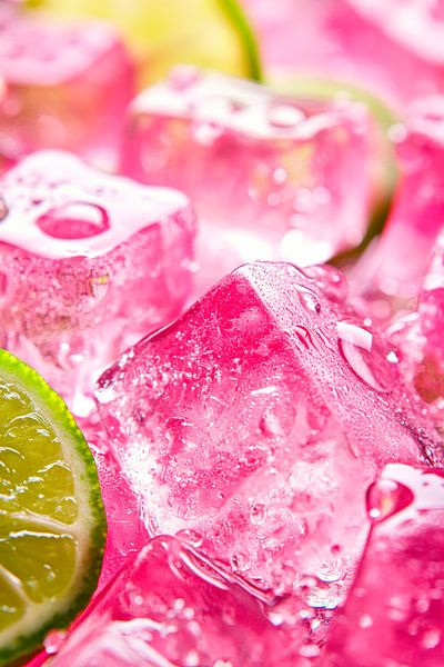 Eiswürfel mit Limette – Erfrischend pink