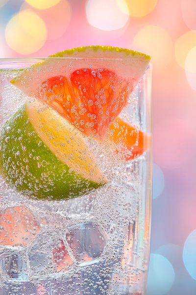 Erfrischender Spritz mit Früchten im Glas