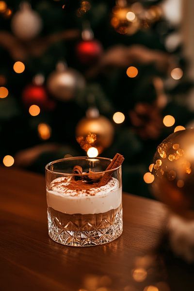 Festlicher Dessertgenuss vor dem Weihnachtsbaum