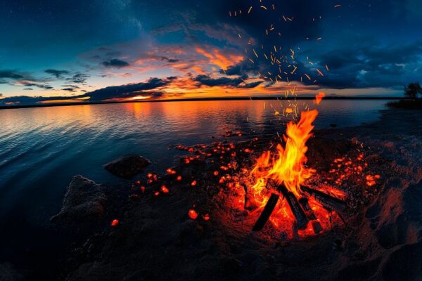 Feuer am See bei Sonnenuntergang