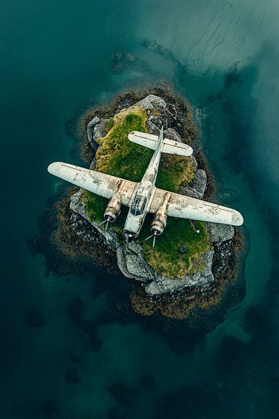 Flugzeugwrack auf einsamer Insel