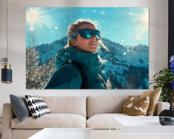 Frau im Schnee mit Sonnenbrille