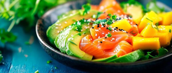 Frischer Avocado-Lachs-Salat mit Mango