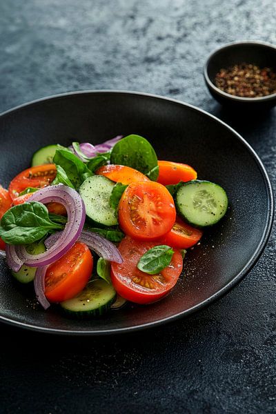 Frischer Gemüsesalat in schwarzem Teller