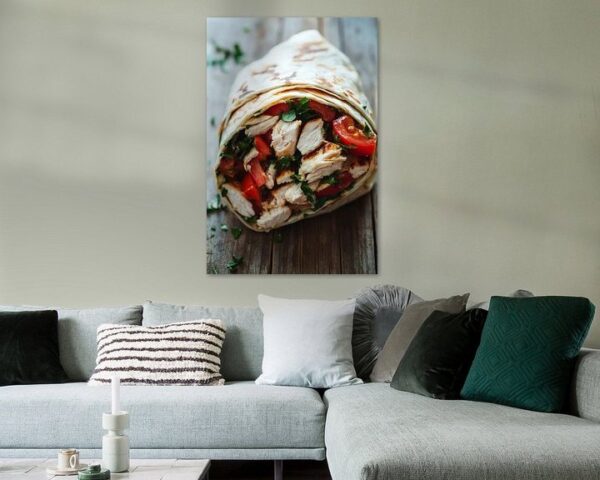 Frischer Hähnchen-Wrap mit Gemüsefüllung