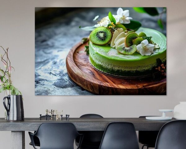 Frischer Kiwi-Kuchen mit Blüten dekoriert