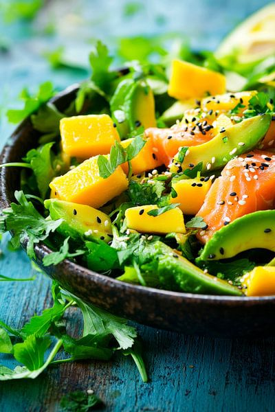 Frischer Salat mit Mango und Avocado