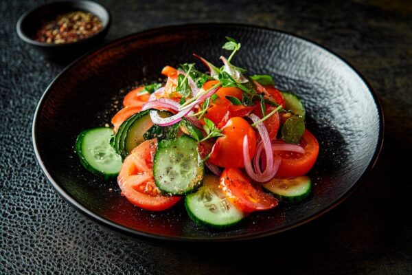 Frischer Salat mit Tomaten und Gurken