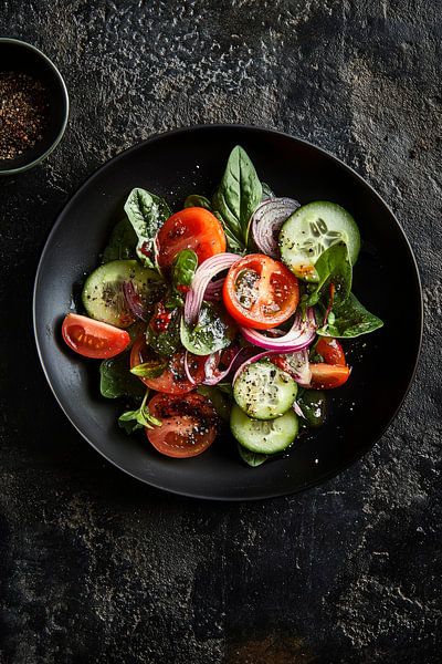 Frischer Salatmix auf schwarzem Teller