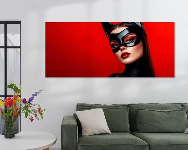 Futuristische Catwoman in Rot und Schwarz