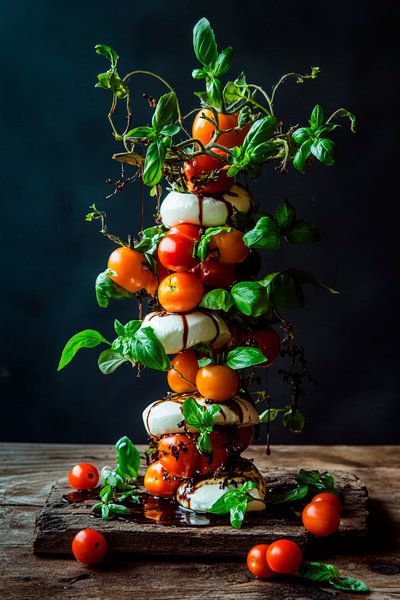 Gemüse-Skulptur mit Tomaten und Basilikum