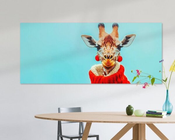 Giraffe mit rotem Schal vor blauem Himmel