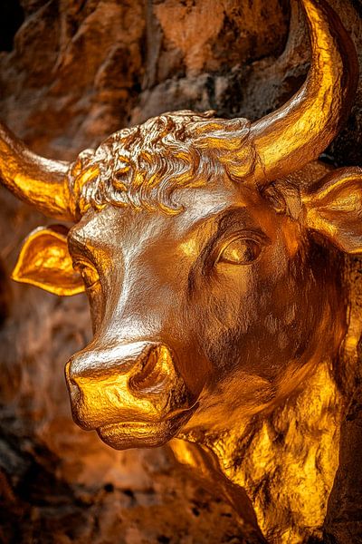 Goldene Stier-Skulptur – Detailreich