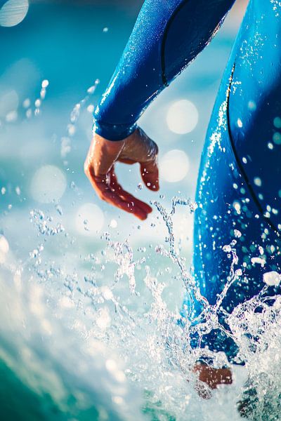 Hand im Wasser beim Surfen