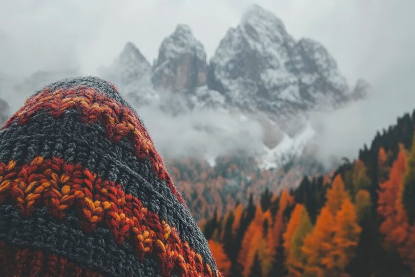 Herbstlandschaft mit verschneiten Bergen