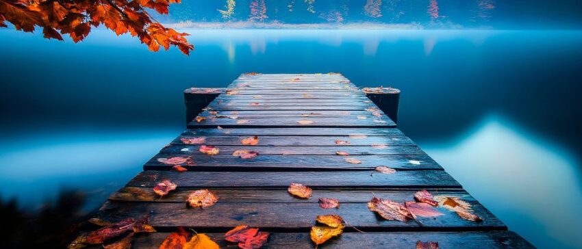 Herbststeg am ruhigen Wasser