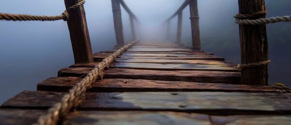 Holzbrücke im Nebel – Mystisch und ruhig