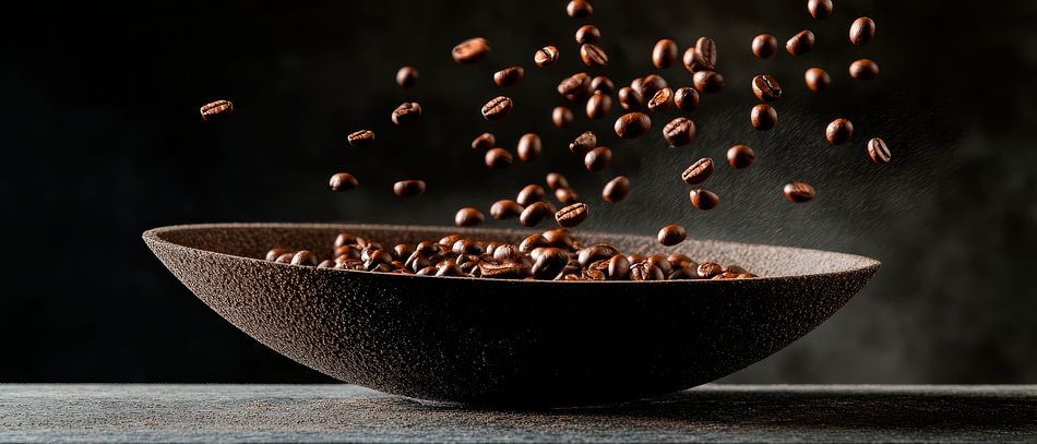 Kaffeebohnen in der Luft – Elegante Bewegung