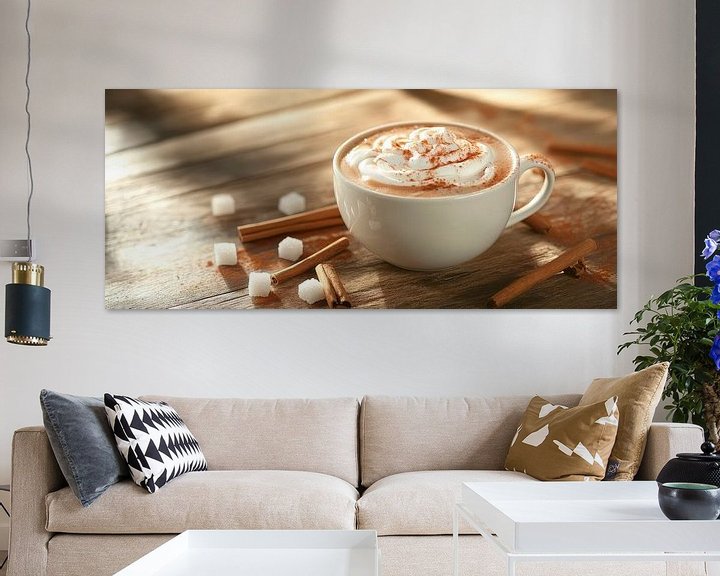 Kaffeetasse mit Sahne und Zimtstangen