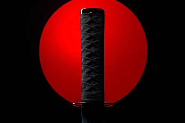 Katana und roter Hintergrund – Minimalistisch