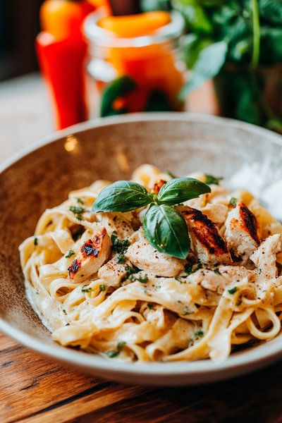 Köstliche Pasta mit Hähnchen und Basilikum