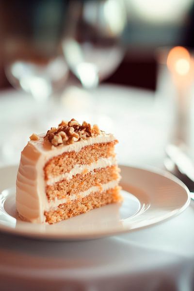 Köstliches Stück Karottenkuchen auf Teller