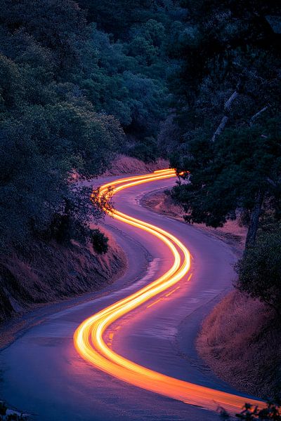 Kurvenreiche Straße im Abendlicht