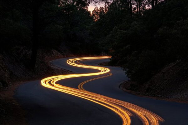 Kurvenreiche Straße mit Lichtspuren