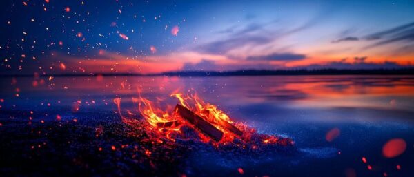 Lagerfeuer am See bei Sonnenuntergang