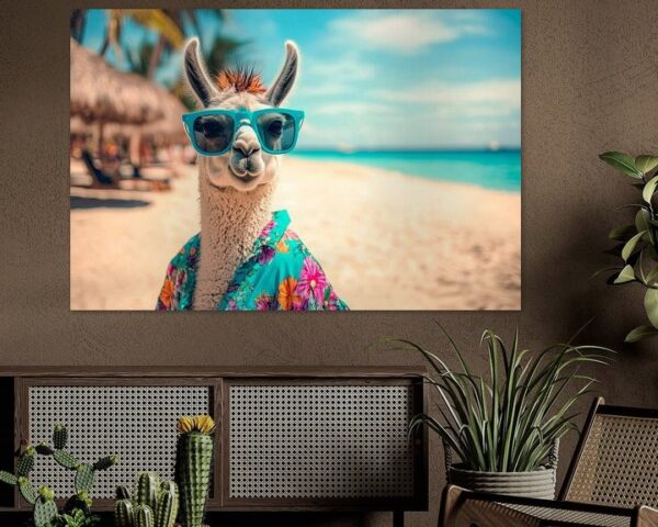 Lama am Strand mit Sonnenbrille