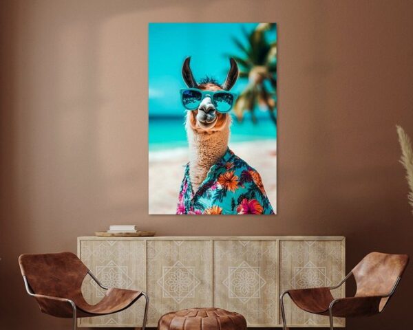 Lama im Hawaiihemd am Strand