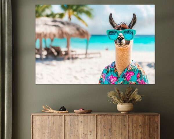 Lama in Sonnenbrille am Strand